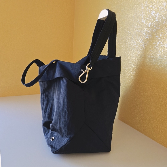 Lululemon On My Level 2.0 Water Repellent 30L Black Gold Gym Yoga Tote Bag - Picture 4 of 16